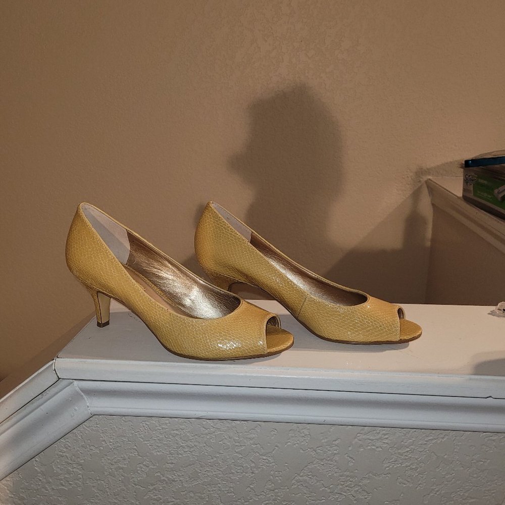 Bandolino peep toe heels
